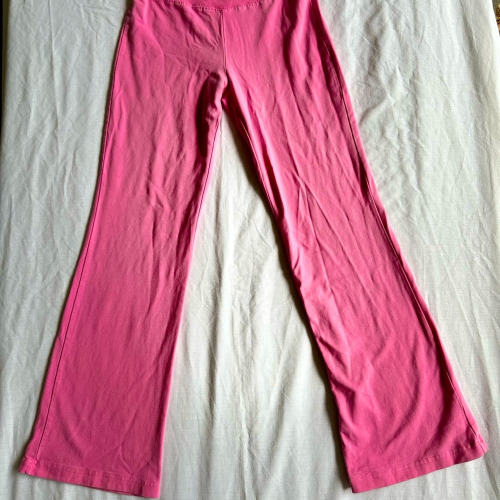 Comfortable pink leggings.